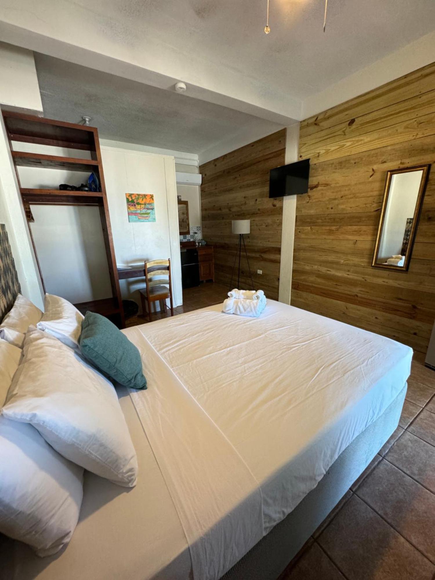 The Bounty Hotel Caye Caulker Kültér fotó
